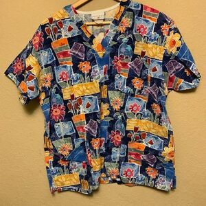 Peaches Uniforms Women’s Short Sleeved Scrub Top Size L Flower Pattern